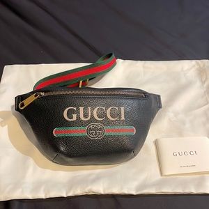 GUCCI
Grained Calfskin Logo Belt Bag Black